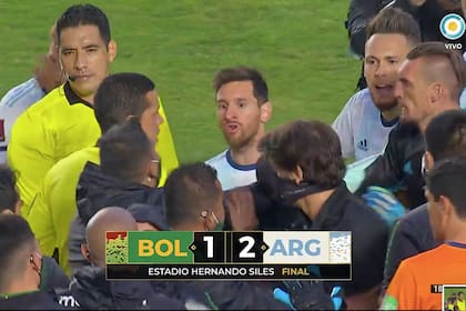 El partido en La Paz acaba de terminar con el triunfo 2-1 de Argentina ante Bolivia, pero Lionel Messi, capitán argentino, se enojó con un ayudante boliviano y se armó un tumulto en la mitad de la cancha.