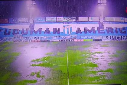 El partido entre Atlético Tucumán y Huracán fue suspendido a los 28 minutos del primer tiempo; se ve cómo el estadio José Fierro quedó totalmente inundado por el diluvio