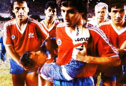 El partido entre Brasil y Chile terminó en escándalo después de que el arquero Roberto Rojas fingiera haber sido alcanzado por una bengala