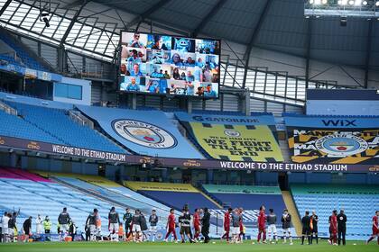 El partido entre el City y Liverpool comenzó con el "pasillo" al campeón e hinchas virtuales
