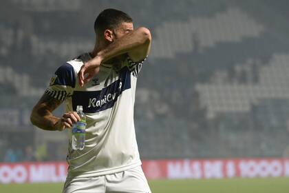 El partido entre Gimnasia y Boca se suspendió apenas iniciado, por represión con balas de goma y gases lacrimógenos
