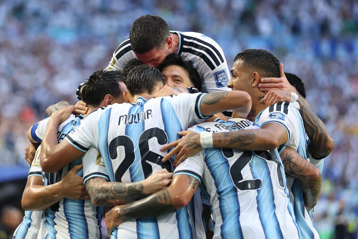 El partido entre los campeones del mundo y los egipcios se disputa desde el mediodía de la Argentina