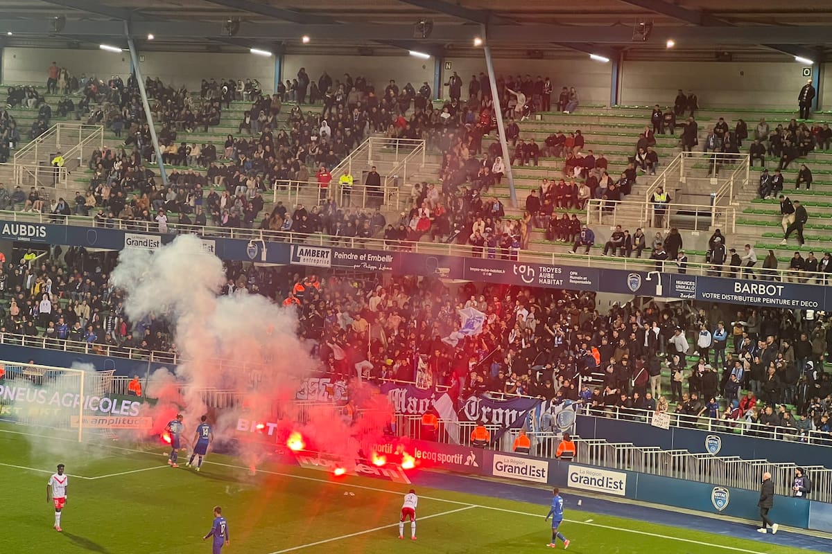 El partido entre los descendidos Troyes y Valenciennes no terminó: los ultras locales arrojaron bengalas al campo de juego y el juego fue suspendido.