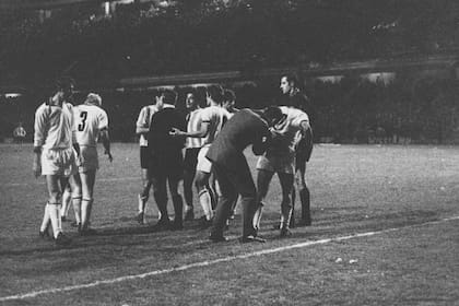 El partido Estudiantes versus Manchester fue considerado uno de los más violentos de la historia del fútbol