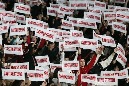 El partido se detuvo en el minuto 23 del primer tiempo y los hinchas tapizaron los anillos medio y bajo del Monumental con las banderas con la leyenda "Capitán Eterno"