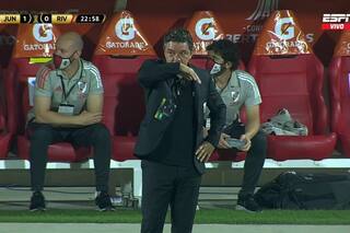 Video. Gases lacrimógenos e incidentes durante el partido de River en Colombia
