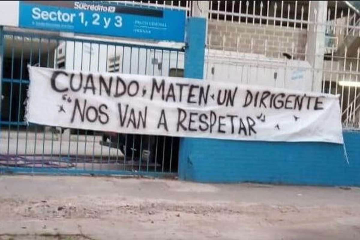El pasacalle que apareció en el estadio José Fierro, de Atlético Tucumán, tras el anuncio del aumento del precio de las entradas para el partido de este sábado ante River