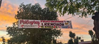 El pasacalle que la familia de Milagros colgó el día que se recibió