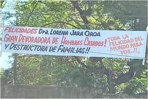 El pasacalle que utilizaron para escrachar a la profesional en frente de su trabajo
