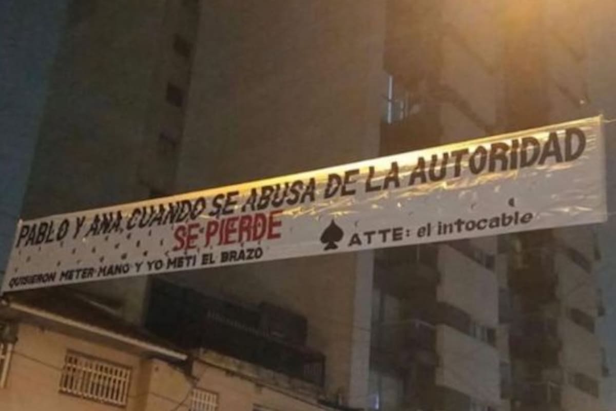 El pasacalles que colgó el alumno expulsado frente al colegio