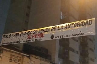 Lo echaron por mala conducta, llevó el reclamo a la Justicia y colgó un pasacalles frente al colegio