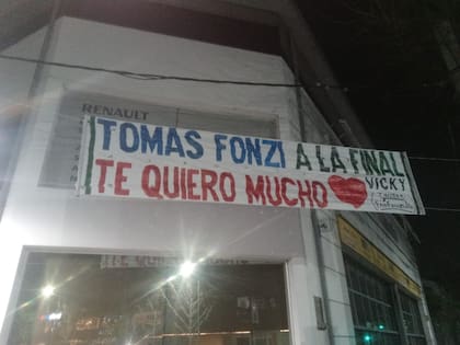 El pasacalles que colocó una fanática de Tomás Fonzi en la calle
