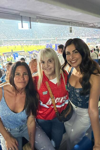 El pasado 4 de junio Claudia fue al estadio Diego Armando Maradona y allí festejó la victoria del Napoli ante Sampdoria junto a Carolina Baldini y su nuera, la mujer de Giovanni Simeone, Giulia Coppini. El hijo del Cholo convirtió uno de los tantos que definió la victoria del club napolitano.