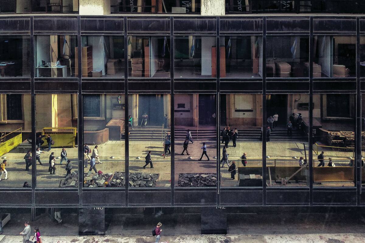 El pasado y el futuro conectado en la fachada de la sede central del Banco de la Provincia de Buenos Aires.