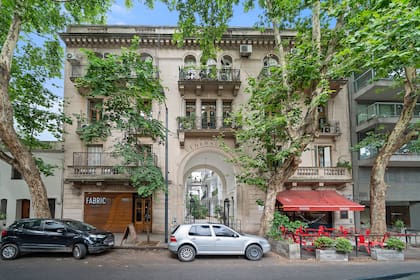 El Pasaje General Paz es una construcción que atraviesa una manzana completa y se vive como un patio interior porteño