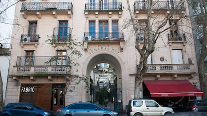 El Pasaje General Paz fue construido en 1925 y atraviesa la manzana; tiene entrada tanto por Ciudad de la Paz 561 como por Zapata 552