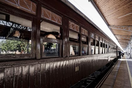 El pasaje incluye viaje de ida y vuelta en el Tren de la Fresa y recorridos guiados a pie y en auto por la zona monumental y los jardines de Aranjuez