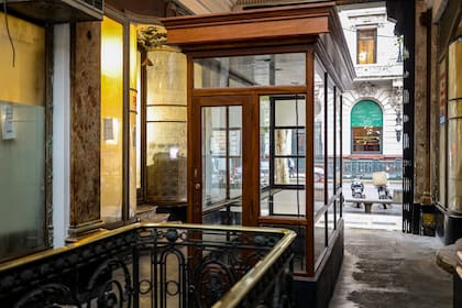 El Pasaje Roverano fue el primero en tener acceso directo a la línea A del subte, aunque actualmente ese acceso permanece cerrado desde la pandemia