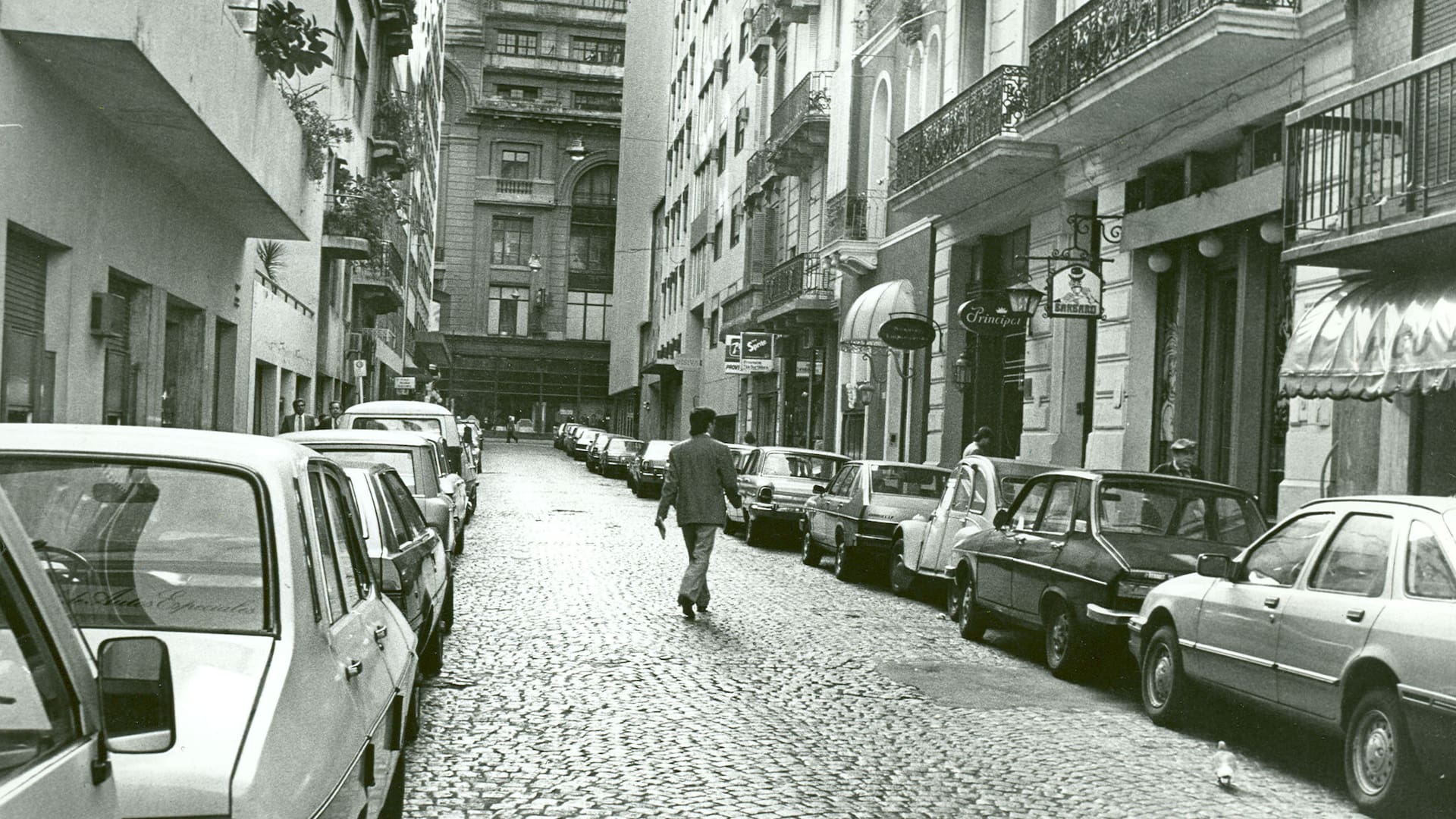 El pasaje Tres Sargentos en 1984.