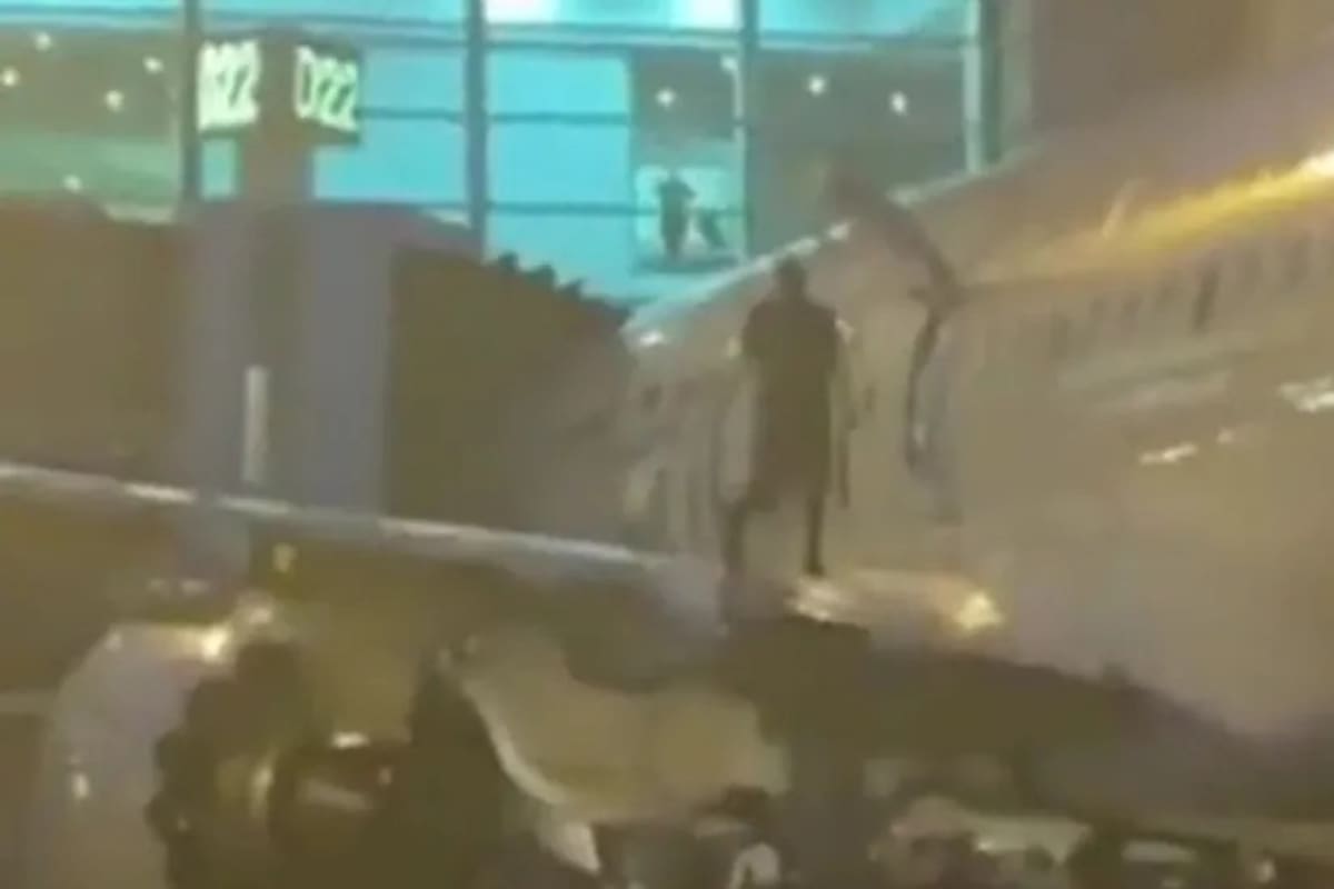 El pasajero abrió la puerta de emergencia cuando el vuelo aterrizó en el Aeropuerto Internacional de Miami