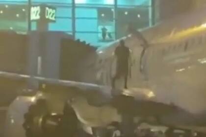 El pasajero abrió la puerta de emergencia cuando el vuelo aterrizó en el Aeropuerto Internacional de Miami