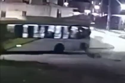 El pasajero cae al asfalto tras desprenderse la ventana del colectivo