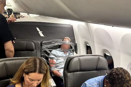 El pasajero, en medio del vuelo