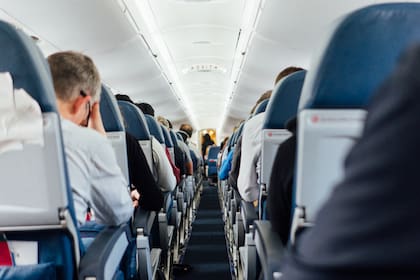 El pasajero frecuente inició un debate sobre si hizo bien en defenderse de su compañero de vuelo