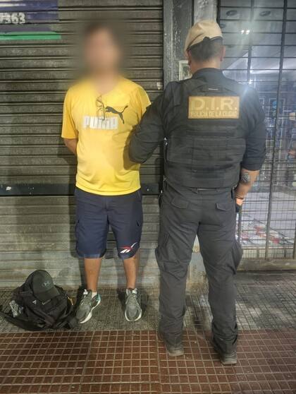 El pasajero fue detenido por personal de la Policía de la Ciudad tras el incidente ocurrido a bordo del colectivo de la línea 113