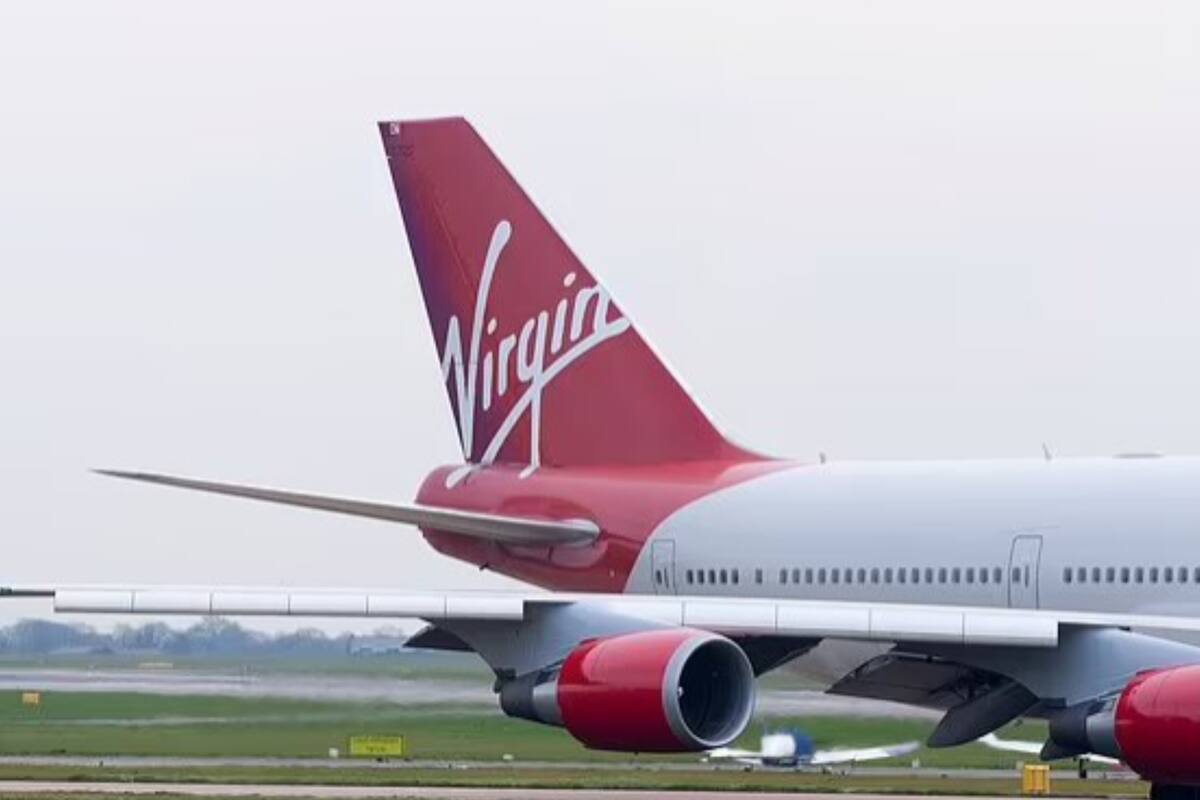 El pasajero informó a la tripulación de cabina a bordo antes de que los ingenieros especialistas echaran un vistazo y el vuelo fuera cancelado como "medida de precaución" (Foto: Mail Online)