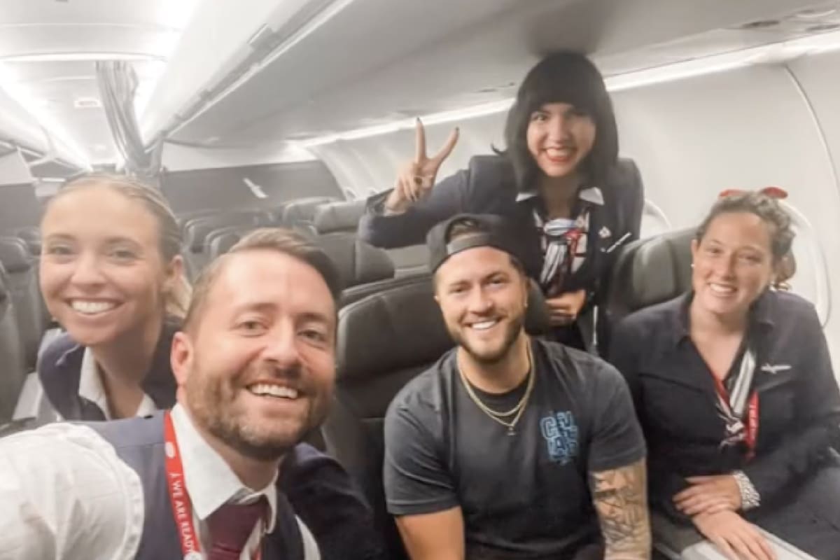 El pasajero y la tripulación posaron para fotos después de compartir un vuelo particular, que finalmente llevó al joven de regreso a su hogar, en Carolina del Norte, luego de una demora de 18 horas