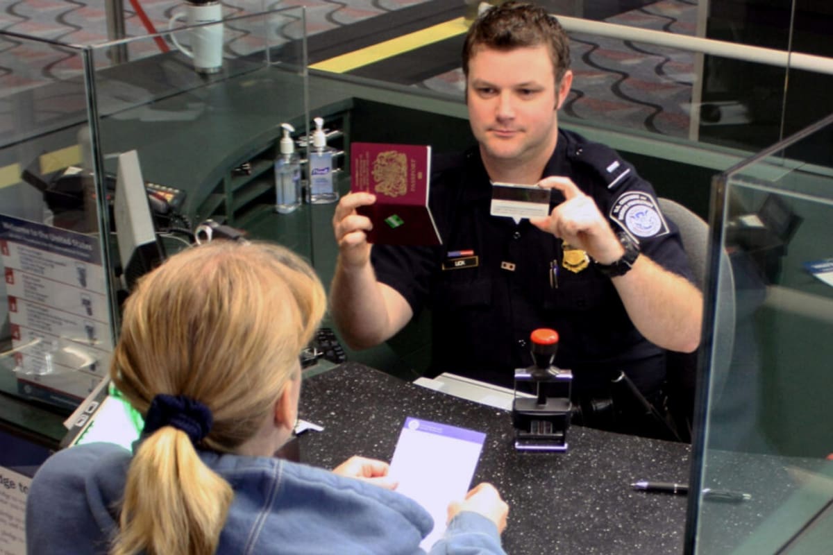 El pasaporte debe conservar una vigencia mínima de seis meses después de la estadía prevista, aunque más de 100 nacionalidades están exceptuadas