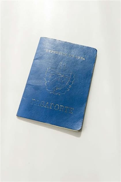 "El pasaporte es un documento repleto de visas y miedo -dice Älvarez-. Lo cuido con celo enfermizo en cada viaje".