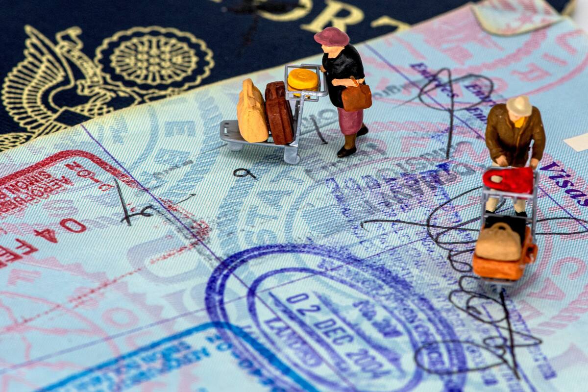 El pasaporte existe desde hace tres mil años, porque lo inventaron los egipcios, hasta la Primera Guerra Mundial casi ningún país lo exigía a sus visitantes