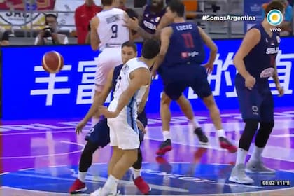 El pase de faja de Campazzo en el comienzo del partido ante Serbia