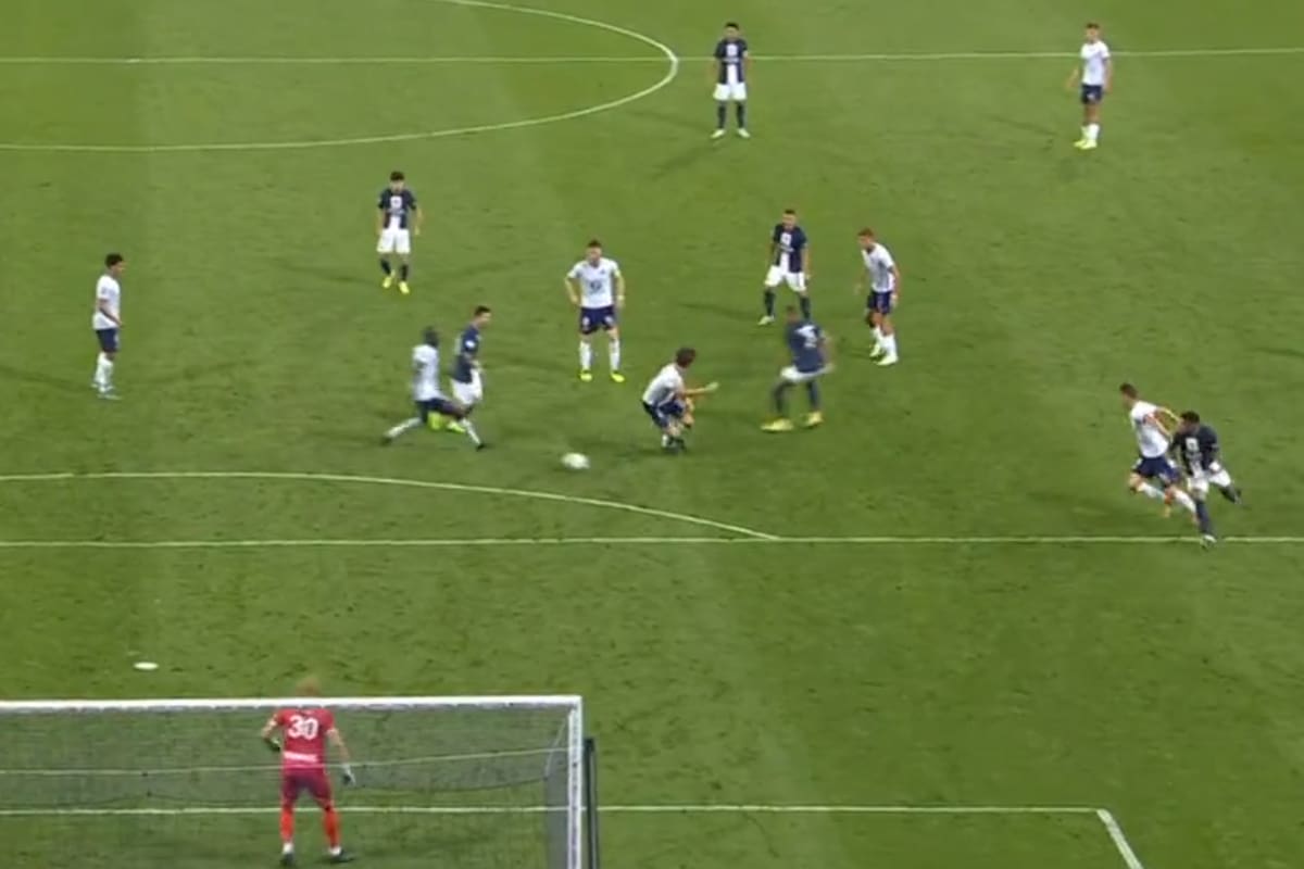 El pase de Messi terminará en gol de Neymar para el 1-0 sobre Toulouse