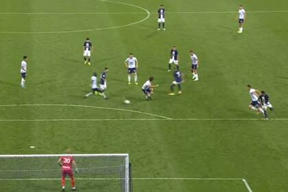 El pase de Messi terminará en gol de Neymar para el 1-0 sobre Toulouse