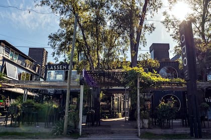 El paseo comercial Quo en Maschwitz propone una diversidad de locales con containers apilados