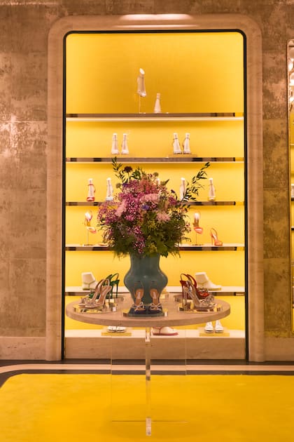 El paseo de compras consta de 15.000 metros cuadrados que desde junio de este año ya reúne a más de 40 marcas de alta gama, como la firma de zapatos italiana Aquazzura, las relojeras Rolex y Omega, y las de moda Valentino, Saint Laurent y Zegna.