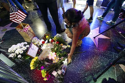 El paseo de la fama en Hollywood se llenó de flores y mensajes en honor al actor