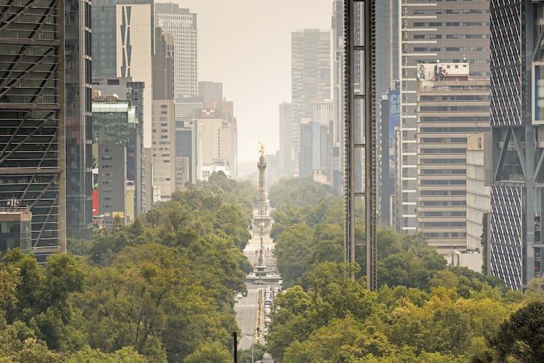 El Paseo de la Reforma y el Ángel de la Independencia desde la terraza del Castillo de Chapultepec.