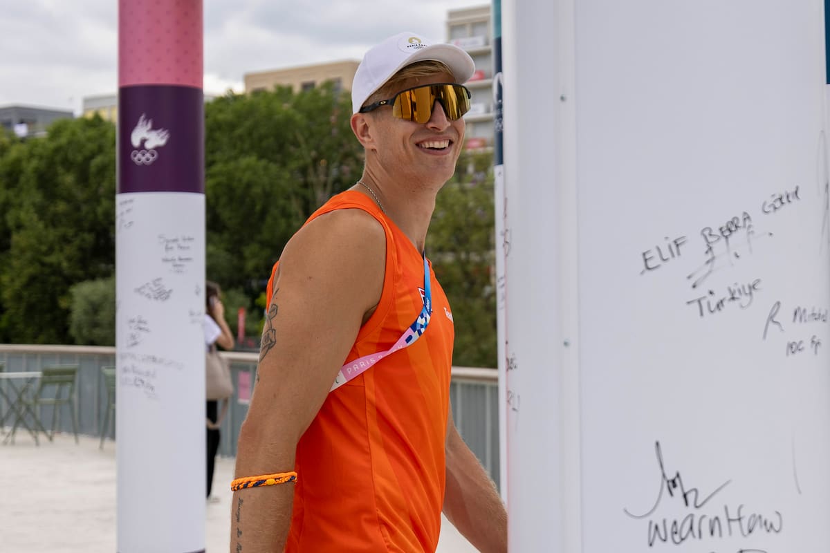 El paseo de Steven van de Velde por la "Village Plaza" contigua a la Villa Olímpica; el neerlandés no puede residir con sus compañeros de delegación