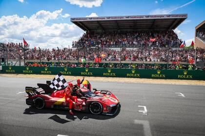 El paseo del Ferrari N°51, ganador de las 24 Horas de Le Mans: Calado al volante, con Pier Guidi sosteniendo la bandera a cuadros y Giovinazzi exhibiendo el estandarte del Cavallino Rampante