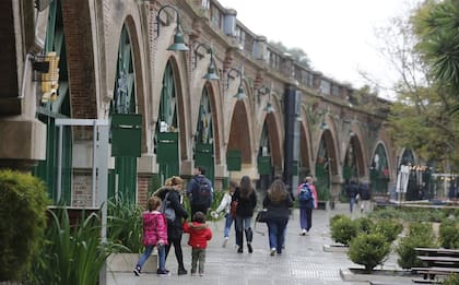 El paseo explota 20 arcos bajo las vías del tren San Martín, entre Libertador y Freyre