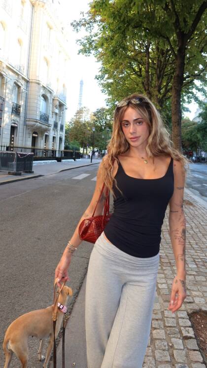 El paseo parisino de Tini y Fifi (Foto: Instagram @tinistoessel)