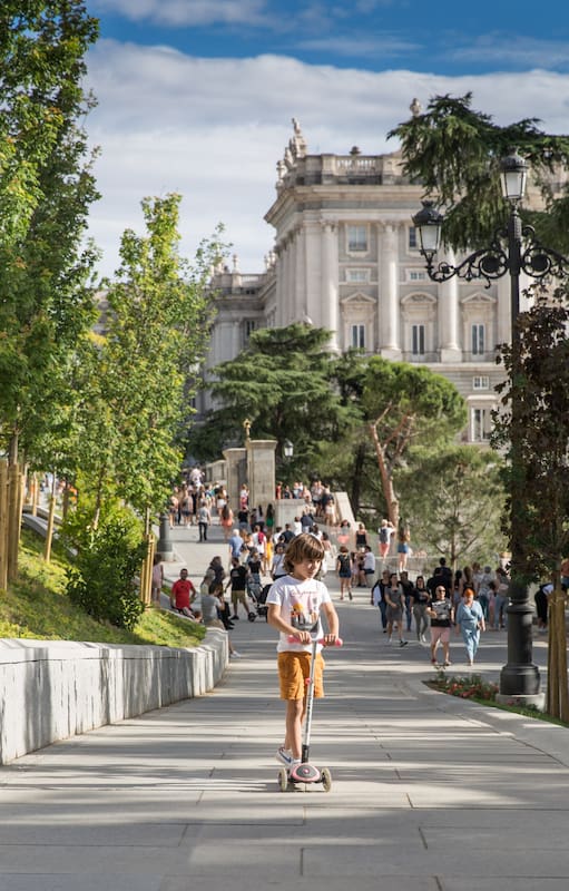 El Paseo Plaza España hace de kilómetro cero para unir varias atracciones madrileñas.