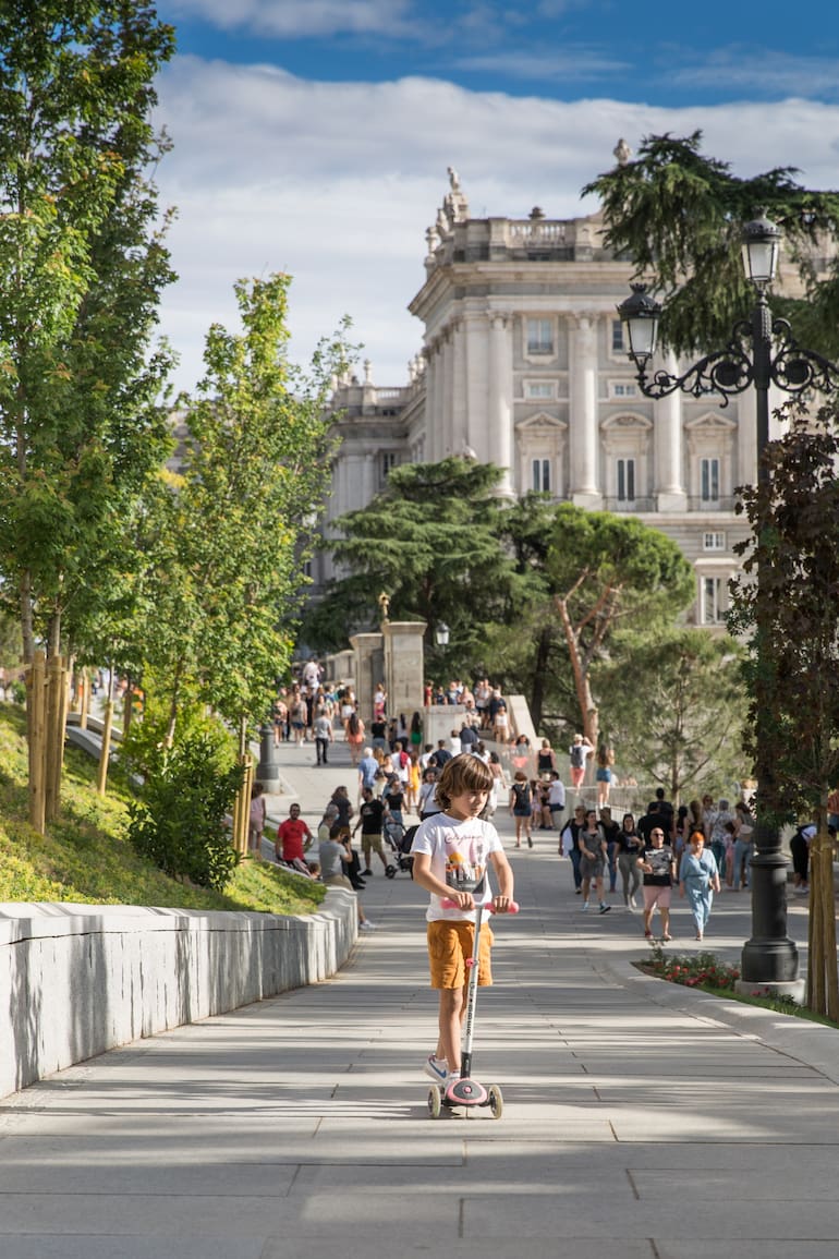 El Paseo Plaza España hace de kilómetro cero para unir varias atracciones madrileñas.