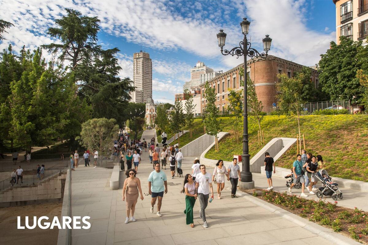 El Paseo Plaza España hace de kilómetro cero para unir varias atracciones madrileñas.