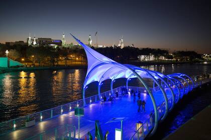 El paseo Riverwalk; atrás, la Universidad de Tampa