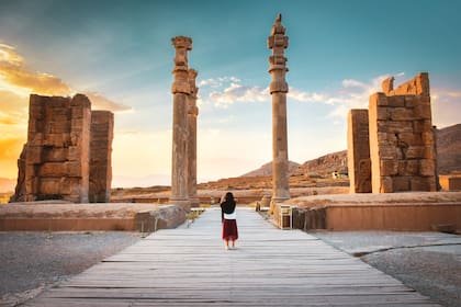 El paseo turístico permite explorarla famosaantigua ciudad persa de la Persépolis- en el sur de Irán.